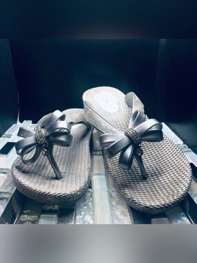 Women’s Silver flip flops w/ bows size 8 1/2 | some wear refer to pics